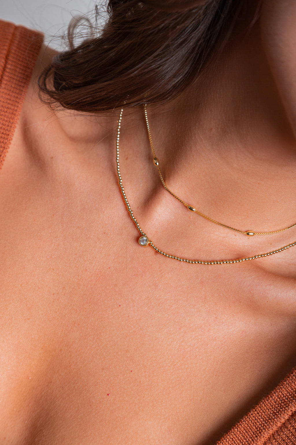 Collar Emilia con mostacillas doradas y punto de luz central – María Larraín