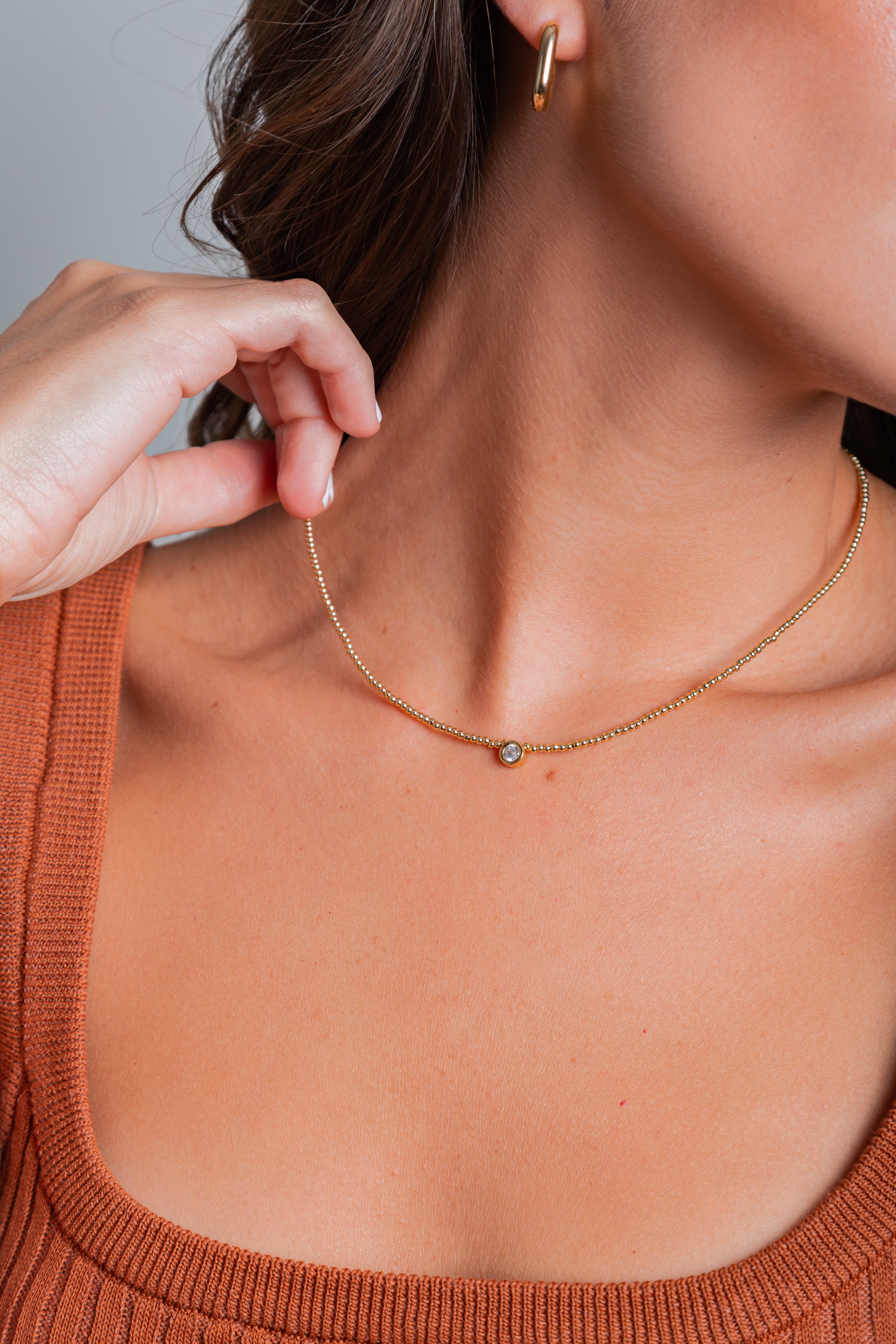 Collar Emilia con mostacillas doradas y punto de luz central – María Larraín