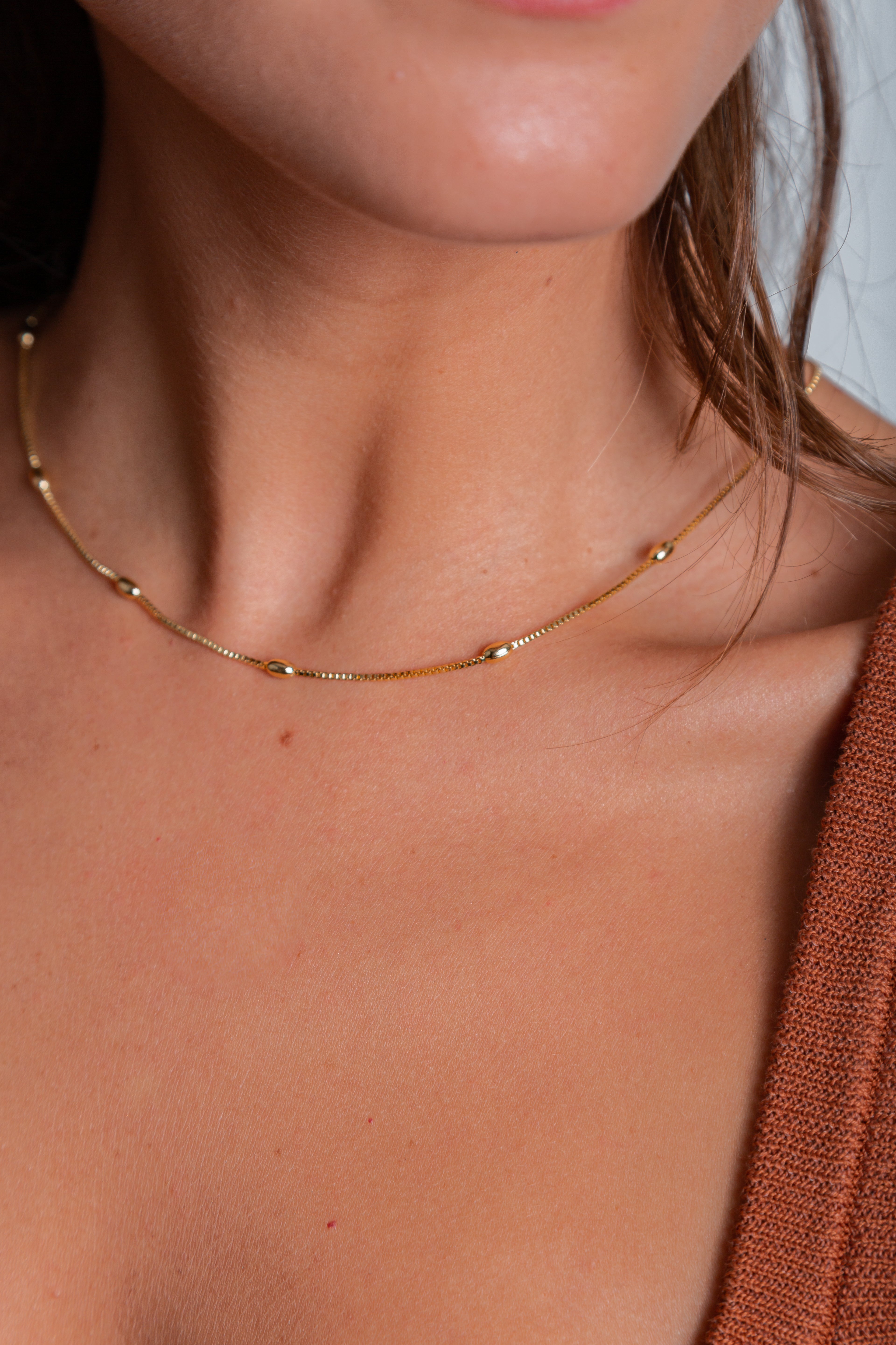 Collar María con cadena lisa y bolitas ovaladas – María Larraín