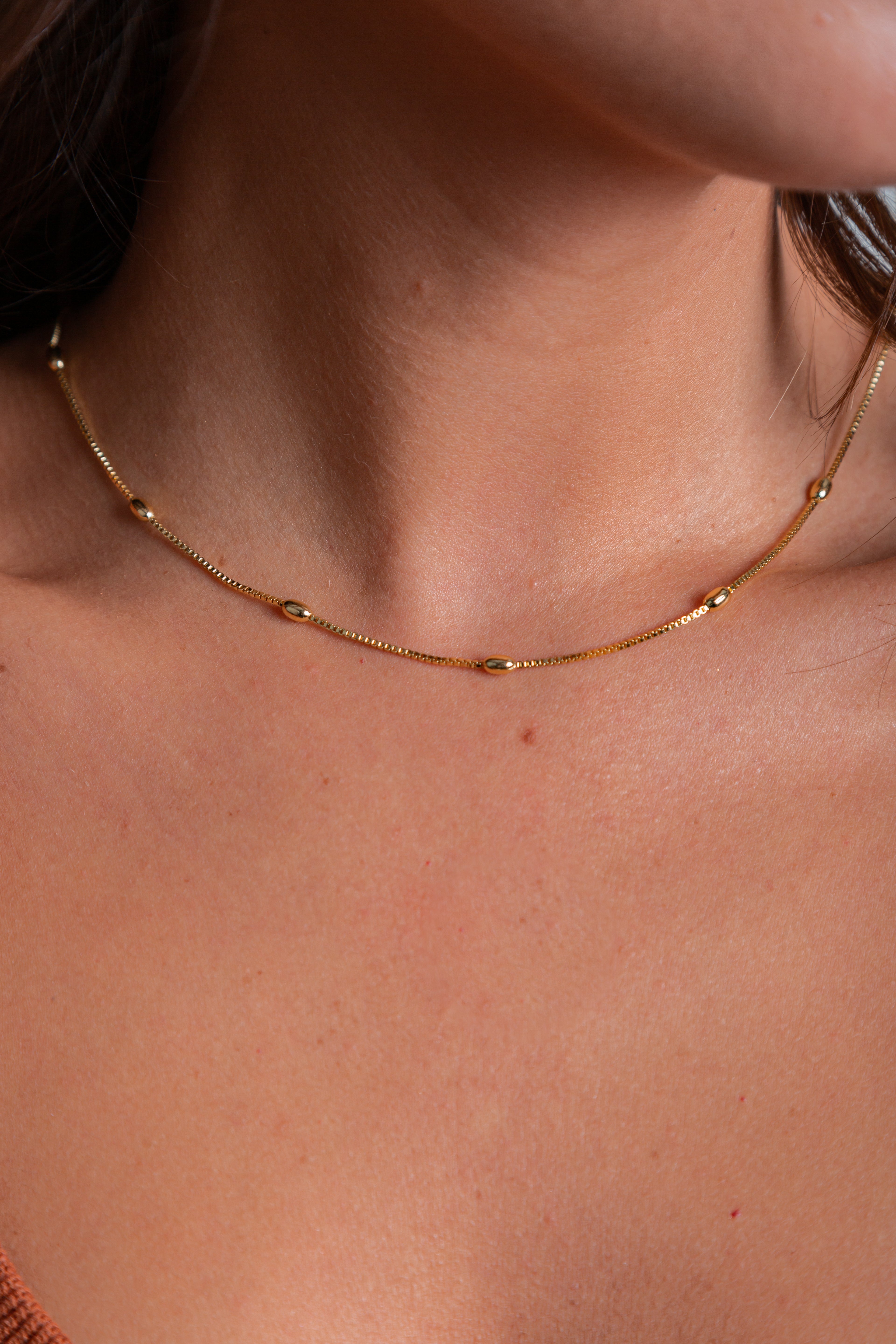 Collar María con cadena lisa y bolitas ovaladas – María Larraín