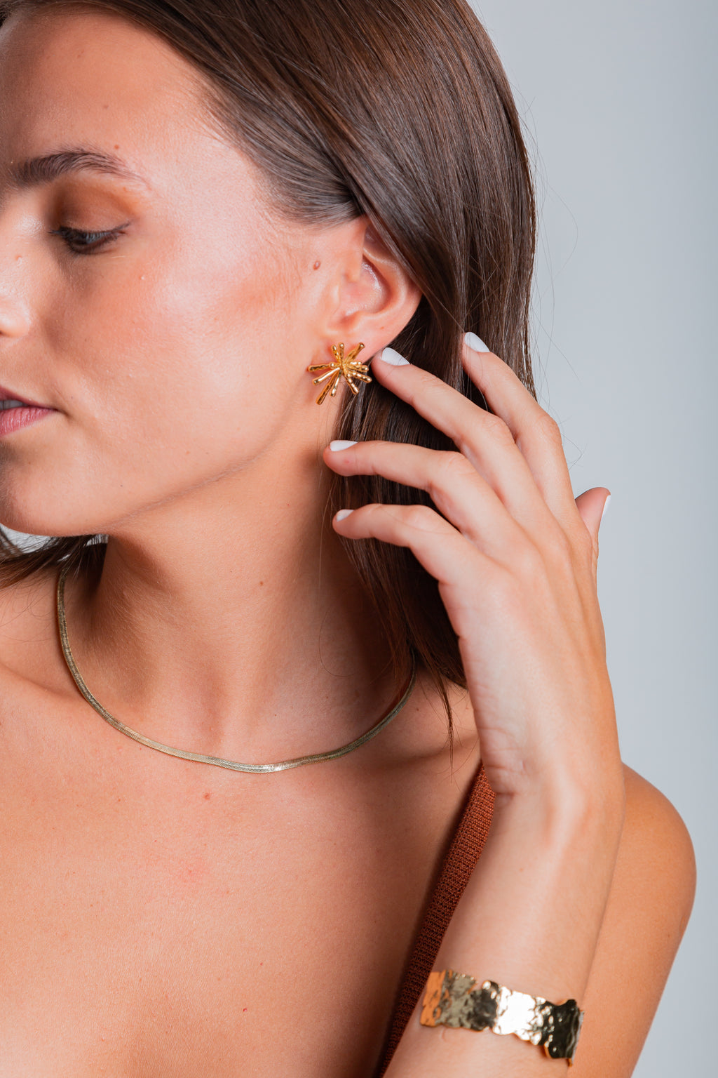 Aros Nicola con forma de estrella irregular en oro 18k – María Larraín