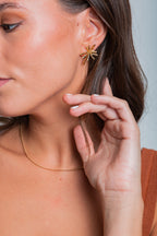 Aros Nicola con forma de estrella irregular en oro 18k – María Larraín