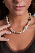 Collar Marea con piedras riverstone y colgantes de cerámica en forma de estrellas y caracoles