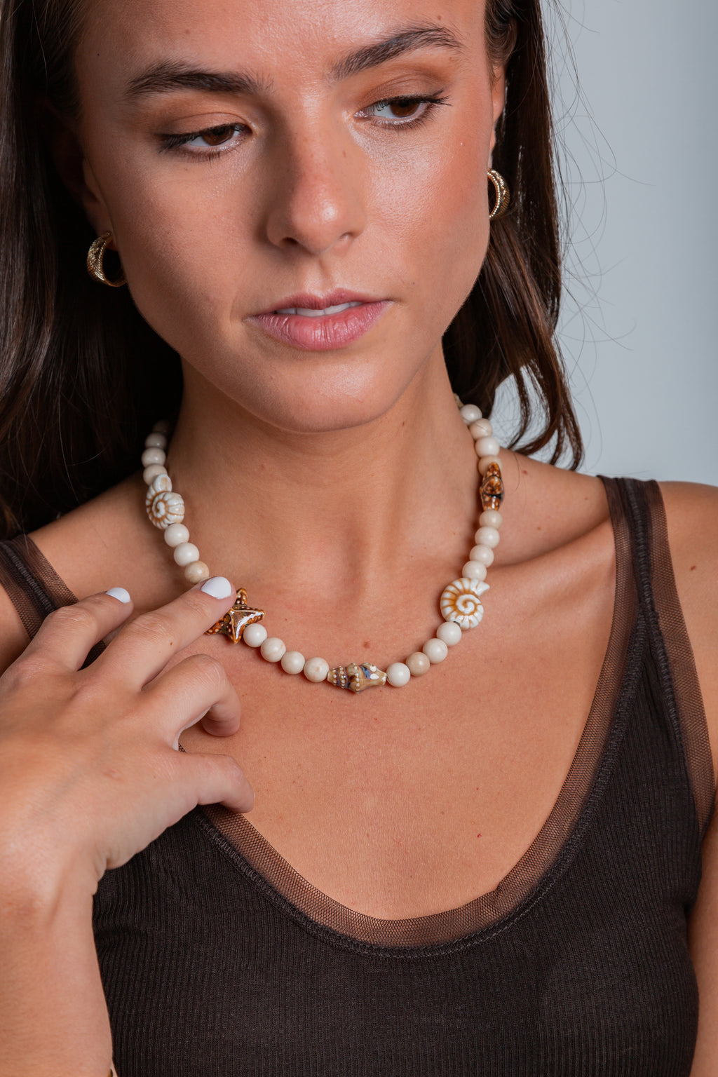 Collar Marea con piedras riverstone y colgantes de cerámica en forma de estrellas y caracoles