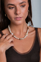 Collar Marea con piedras riverstone y colgantes de cerámica en forma de estrellas y caracoles