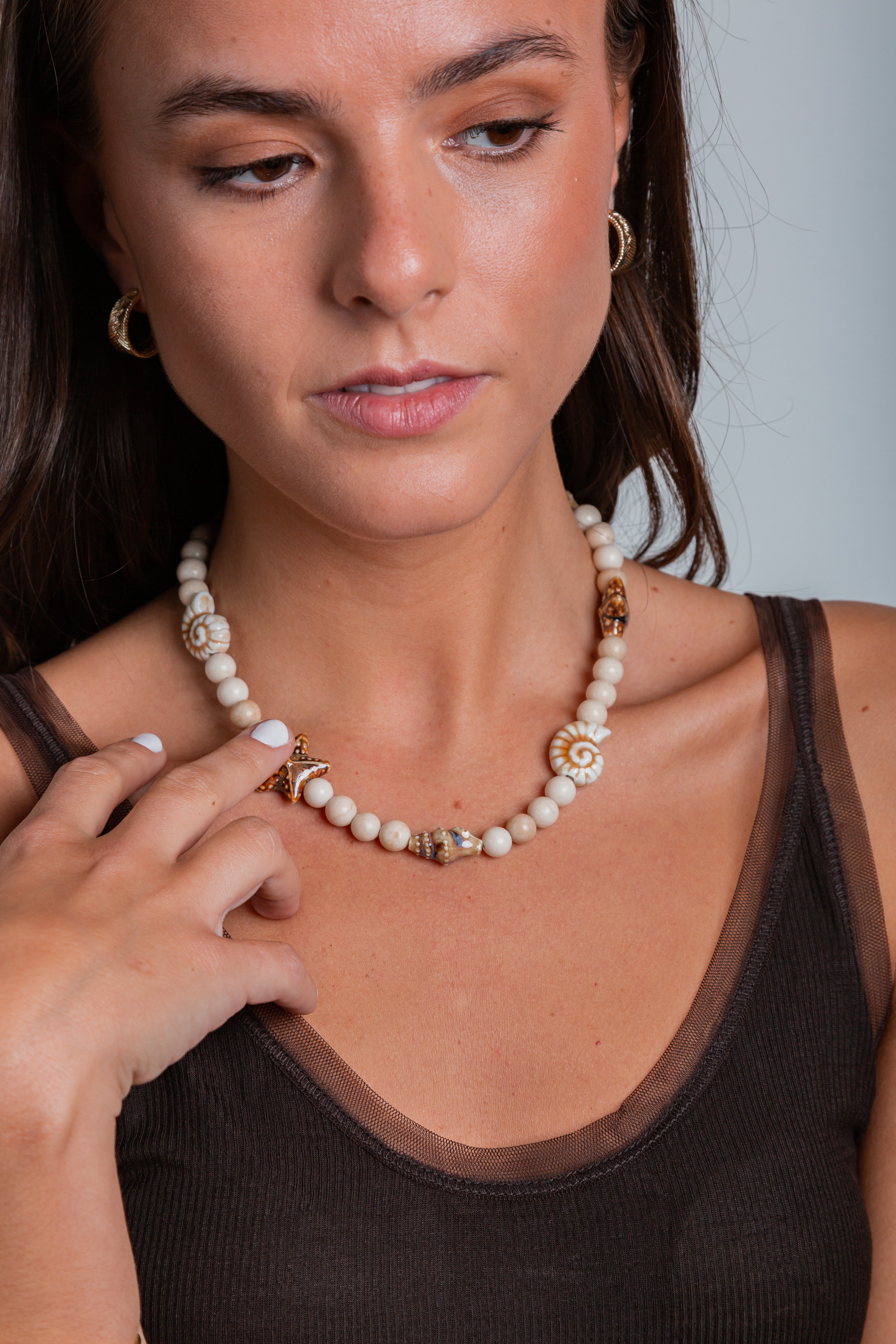 Collar Marea con piedras riverstone y colgantes de cerámica en forma de estrellas y caracoles