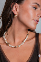 Collar Marea con piedras riverstone y colgantes de cerámica en forma de estrellas y caracoles