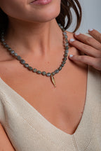 Collar Justa con piedras labradorita y colgante de pez dorado