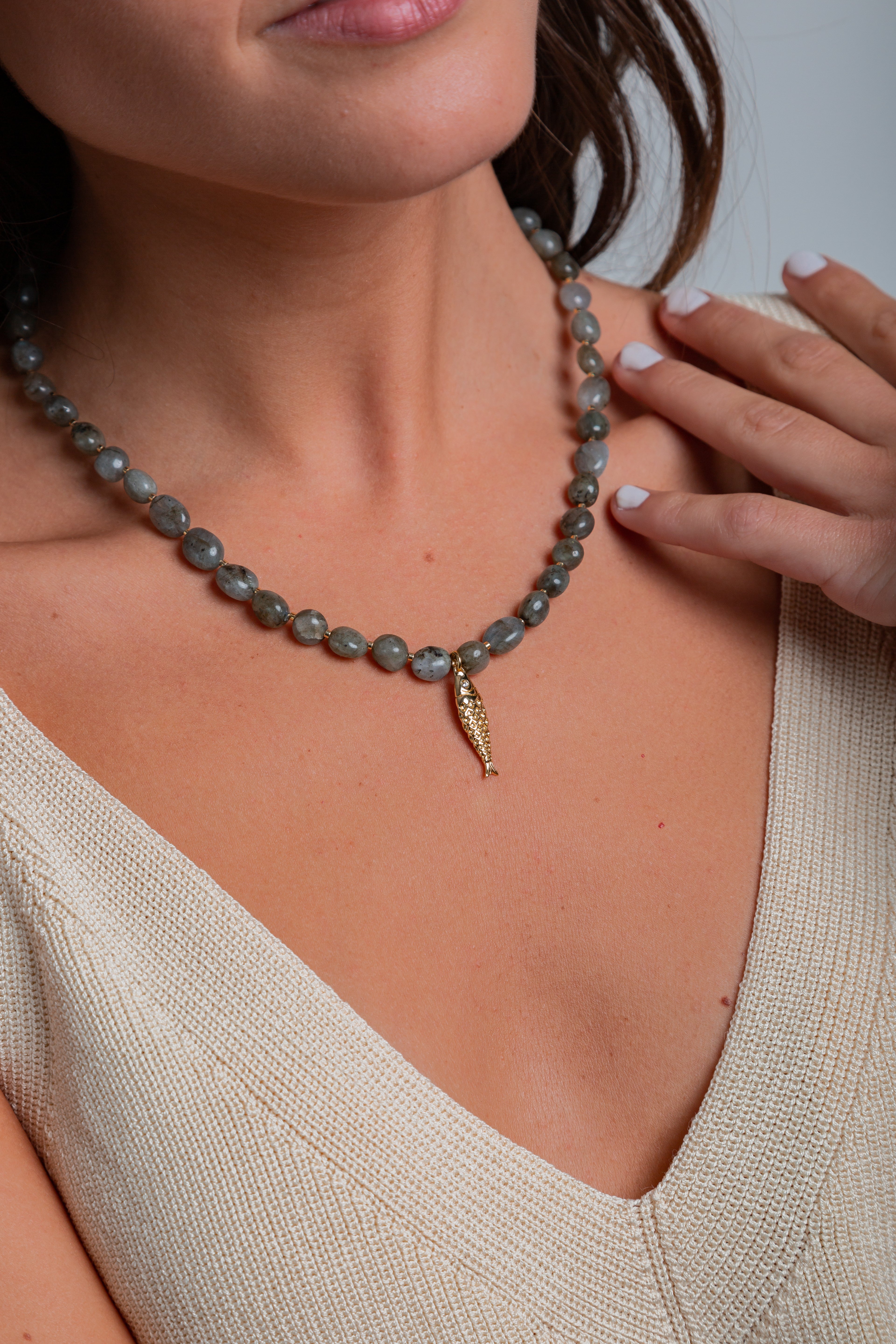 Collar Justa con piedras labradorita y colgante de pez dorado