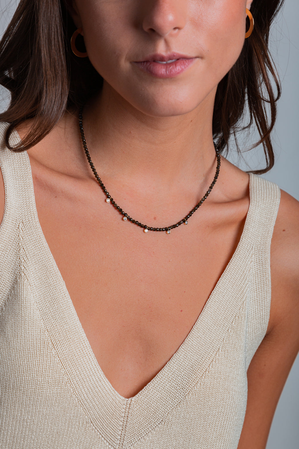 Collar Filippa con piedras naturales y puntos de luz – María Larraín