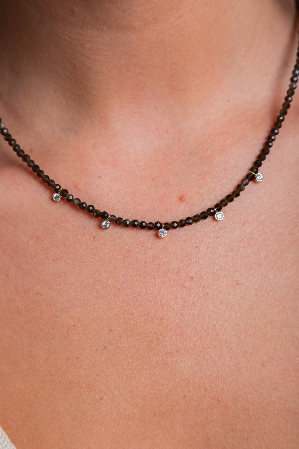 Collar Filippa con piedras naturales y puntos de luz – María Larraín