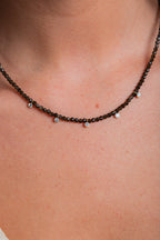 Collar Filippa con piedras naturales y puntos de luz – María Larraín