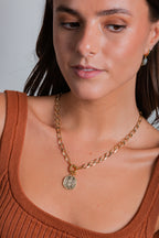 Collar Juana con cadena de eslabones y medalla de San Benito