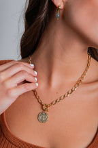 Collar Juana con cadena de eslabones y medalla de San Benito