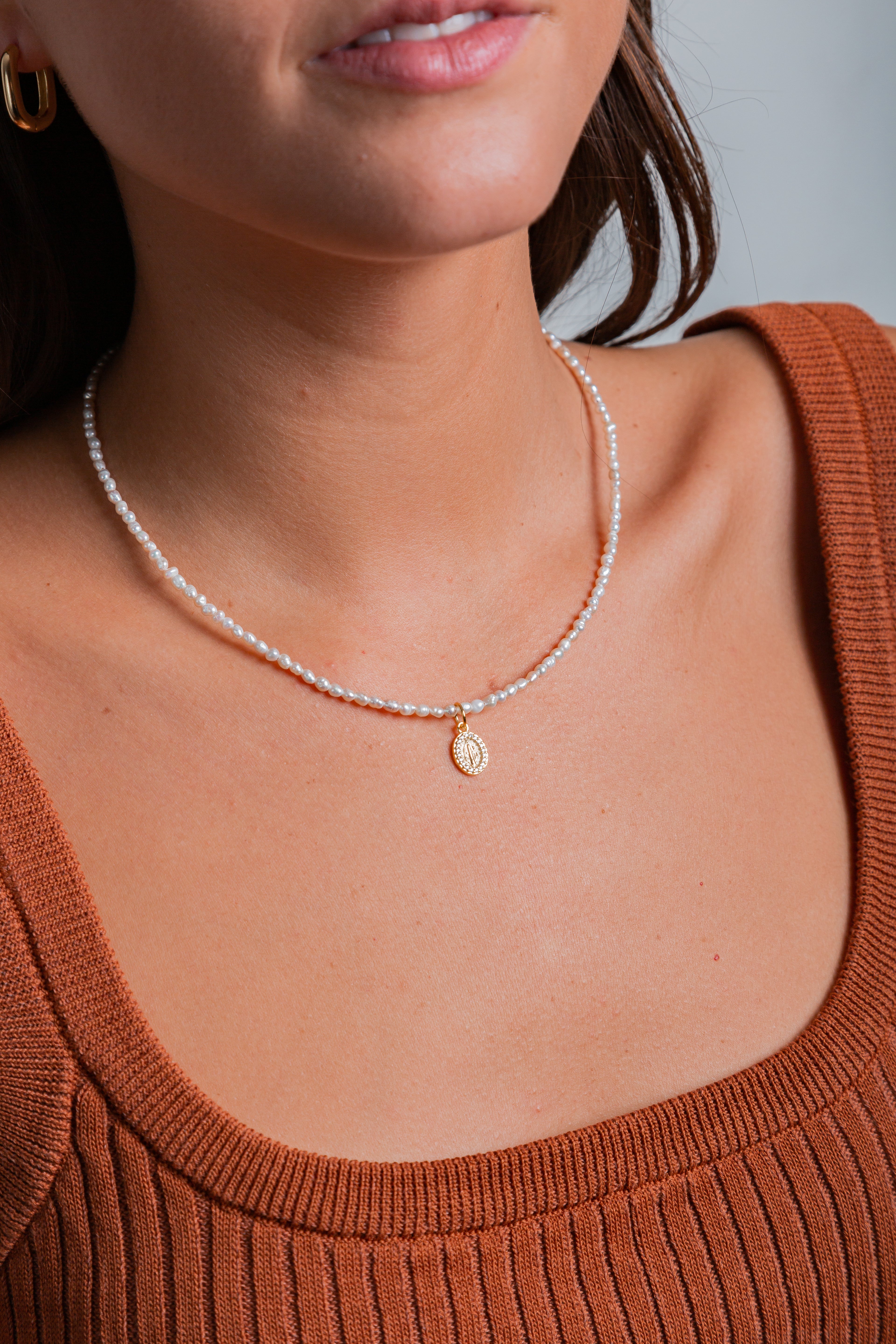Collar Virgen Perla con medalla circones y perlas de río