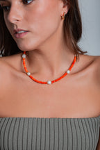 Collar Agustina con coral, perlas de río y mostacillas doradas