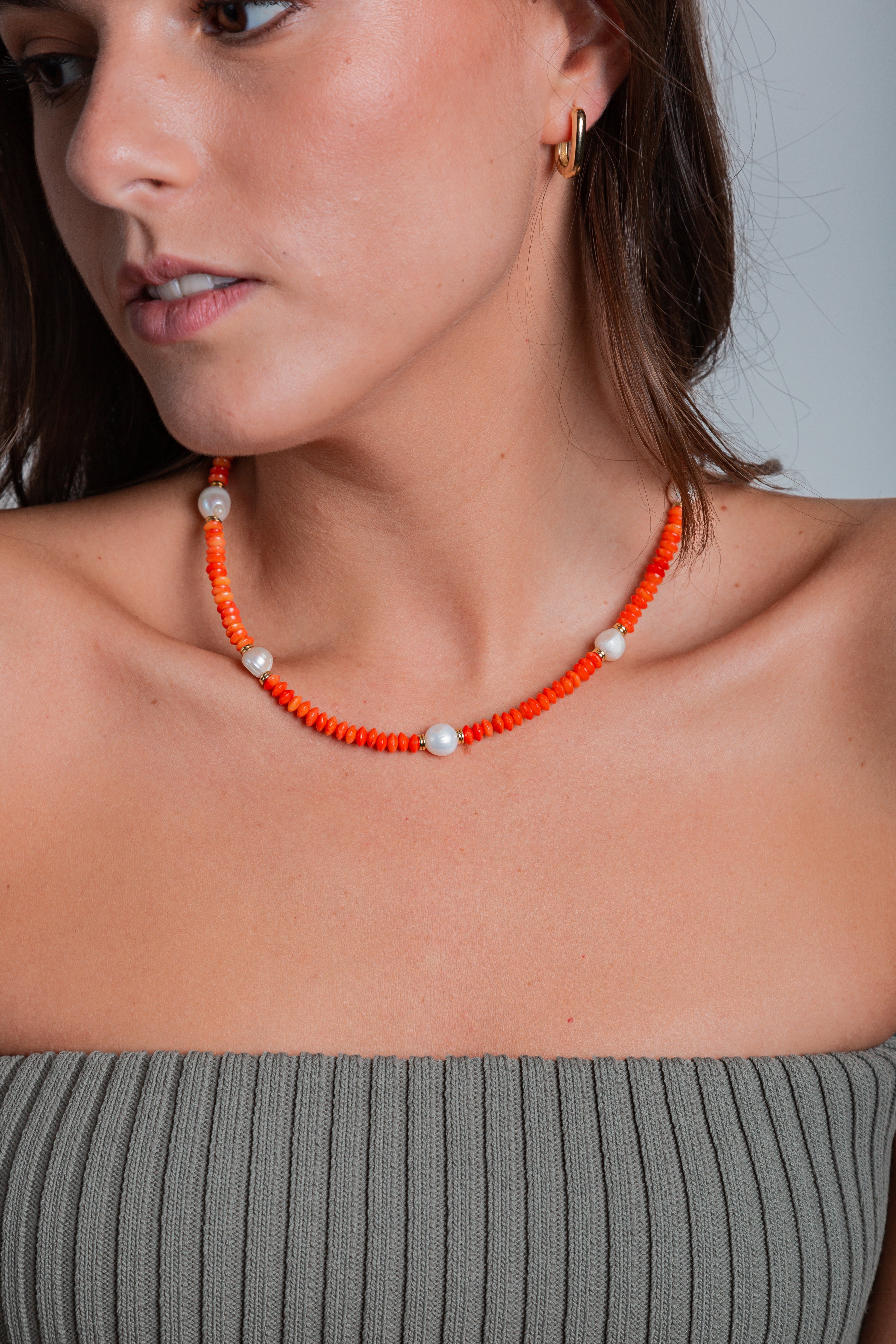 Collar Agustina con coral, perlas de río y mostacillas doradas