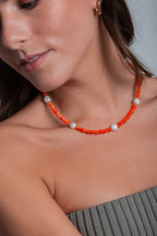 Collar Agustina con coral, perlas de río y mostacillas doradas
