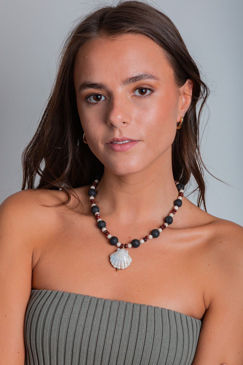 Collar Amalfi con piedras naturales y colgante de concha – María Larraín
