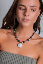 Collar Amalfi con piedras naturales y colgante de concha – María Larraín