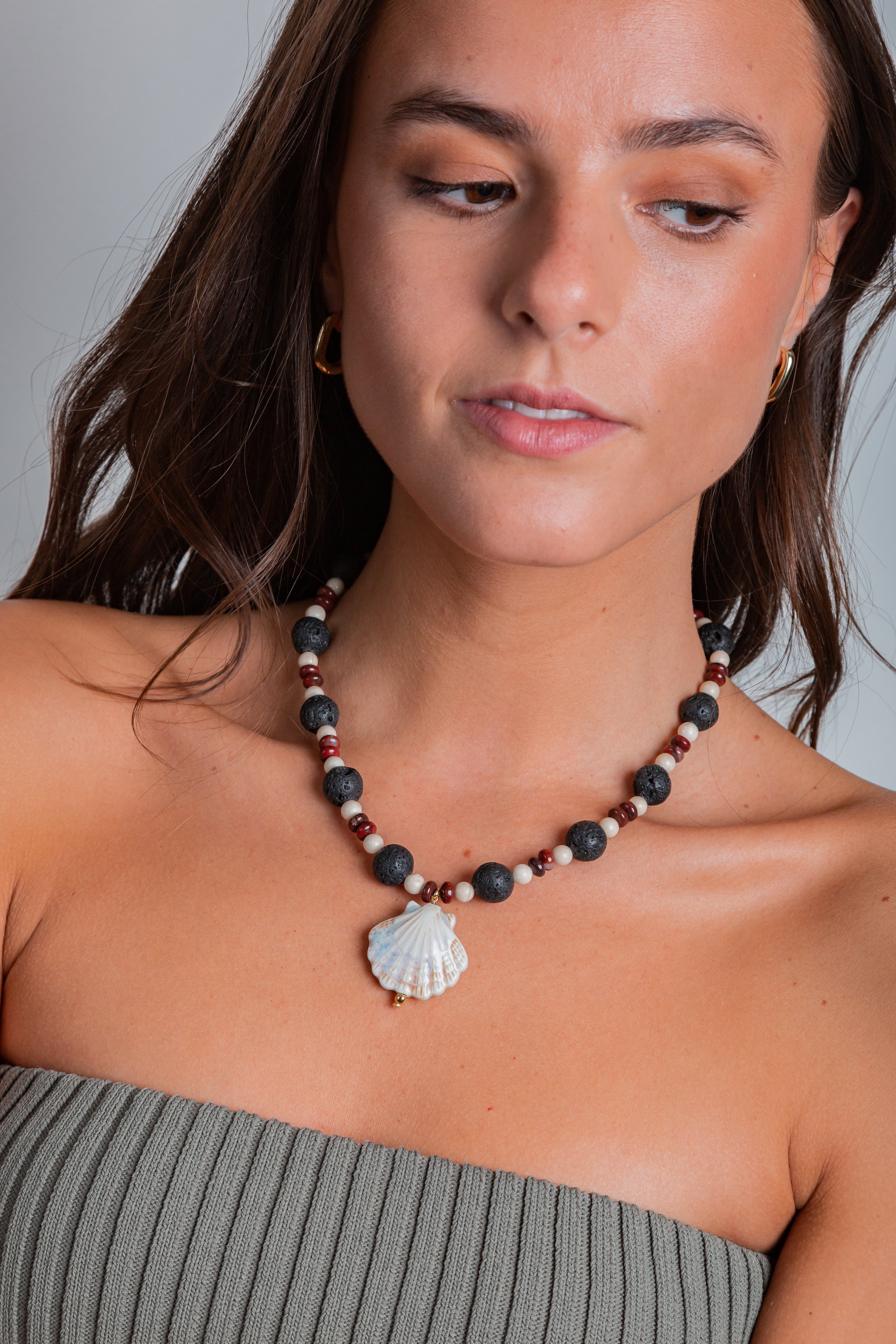 Collar Amalfi con piedras naturales y colgante de concha – María Larraín