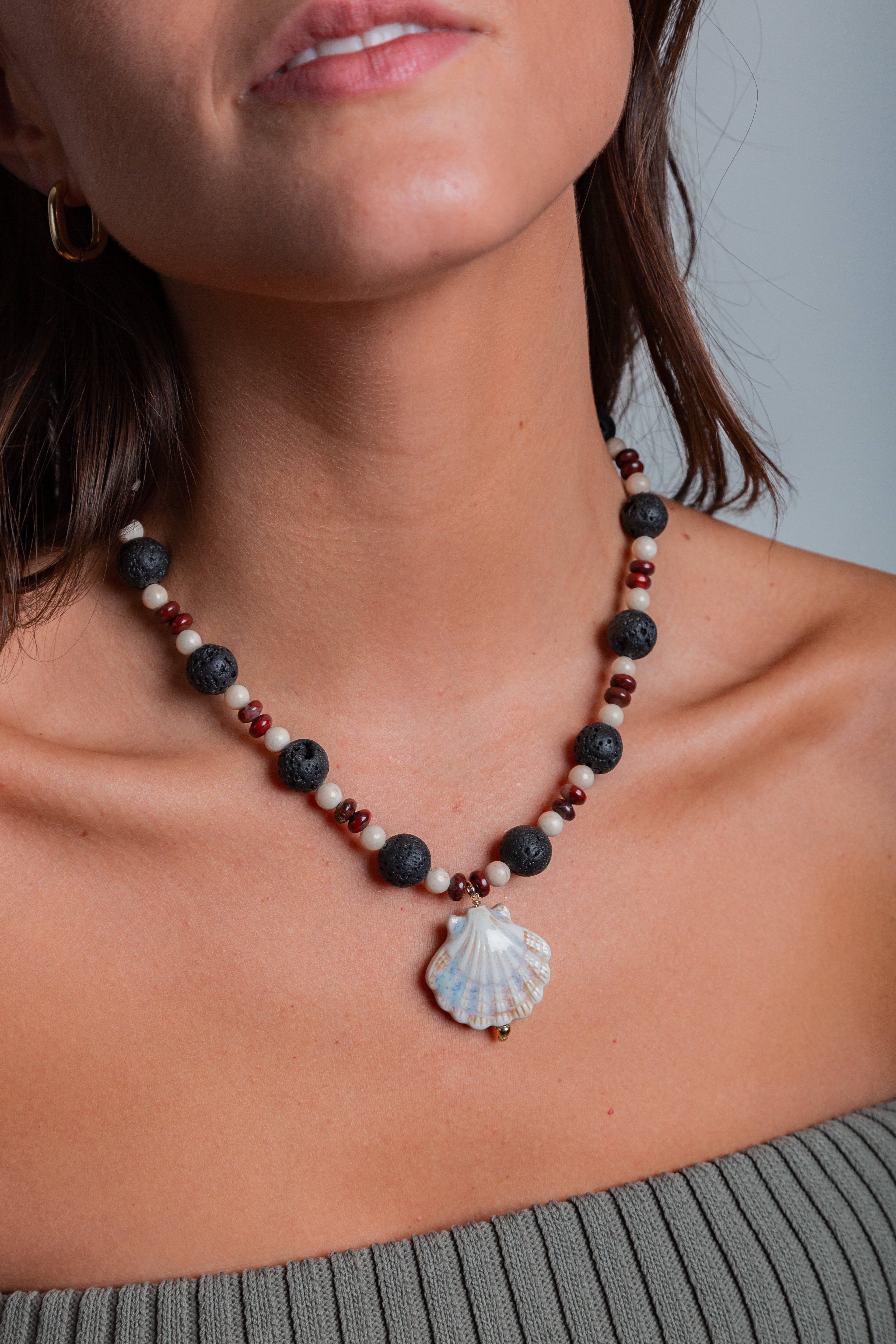 Collar Amalfi con piedras naturales y colgante de concha – María Larraín