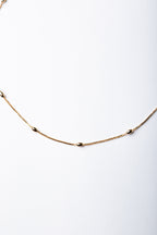 Collar María con cadena lisa y bolitas ovaladas – María Larraín