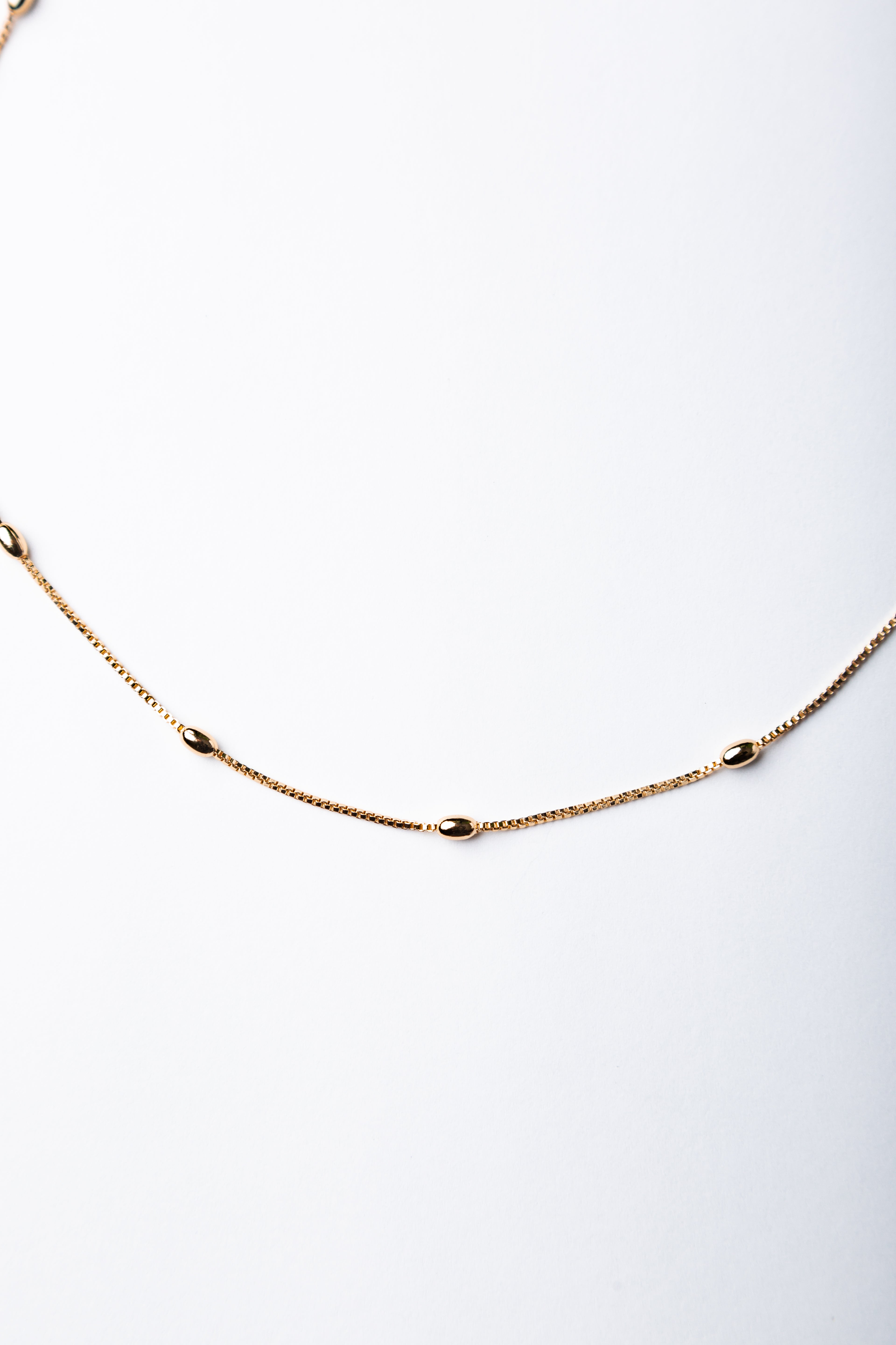 Collar María con cadena lisa y bolitas ovaladas – María Larraín
