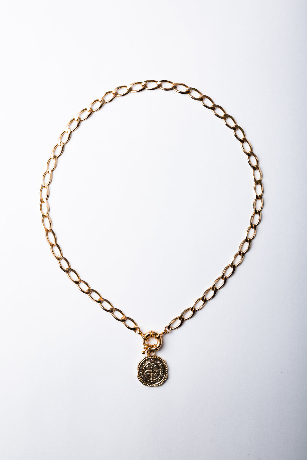 Collar Juana con cadena de eslabones y medalla de San Benito