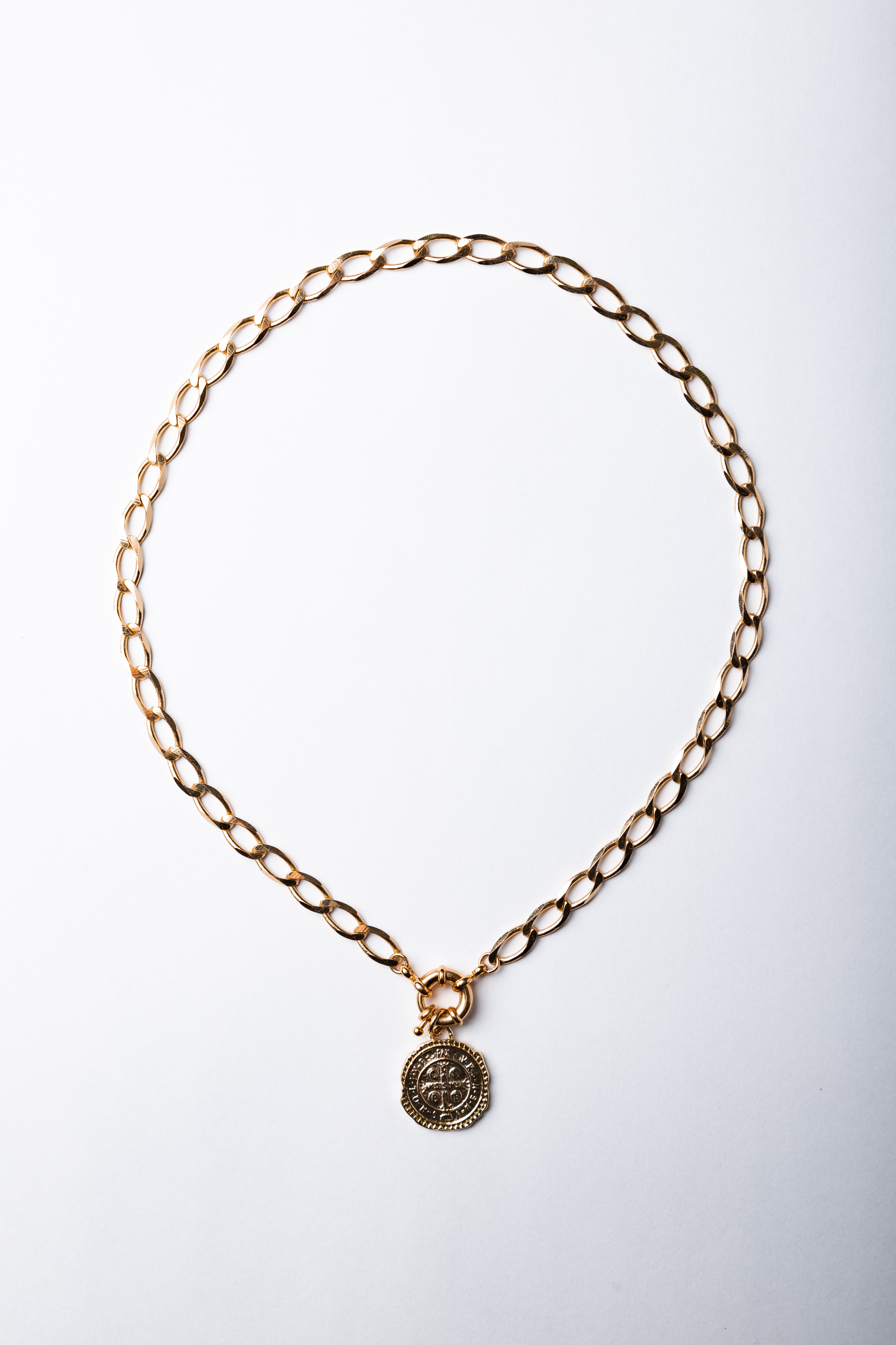 Collar Juana con cadena de eslabones y medalla de San Benito