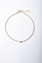 Collar Emilia con mostacillas doradas y punto de luz central – María Larraín