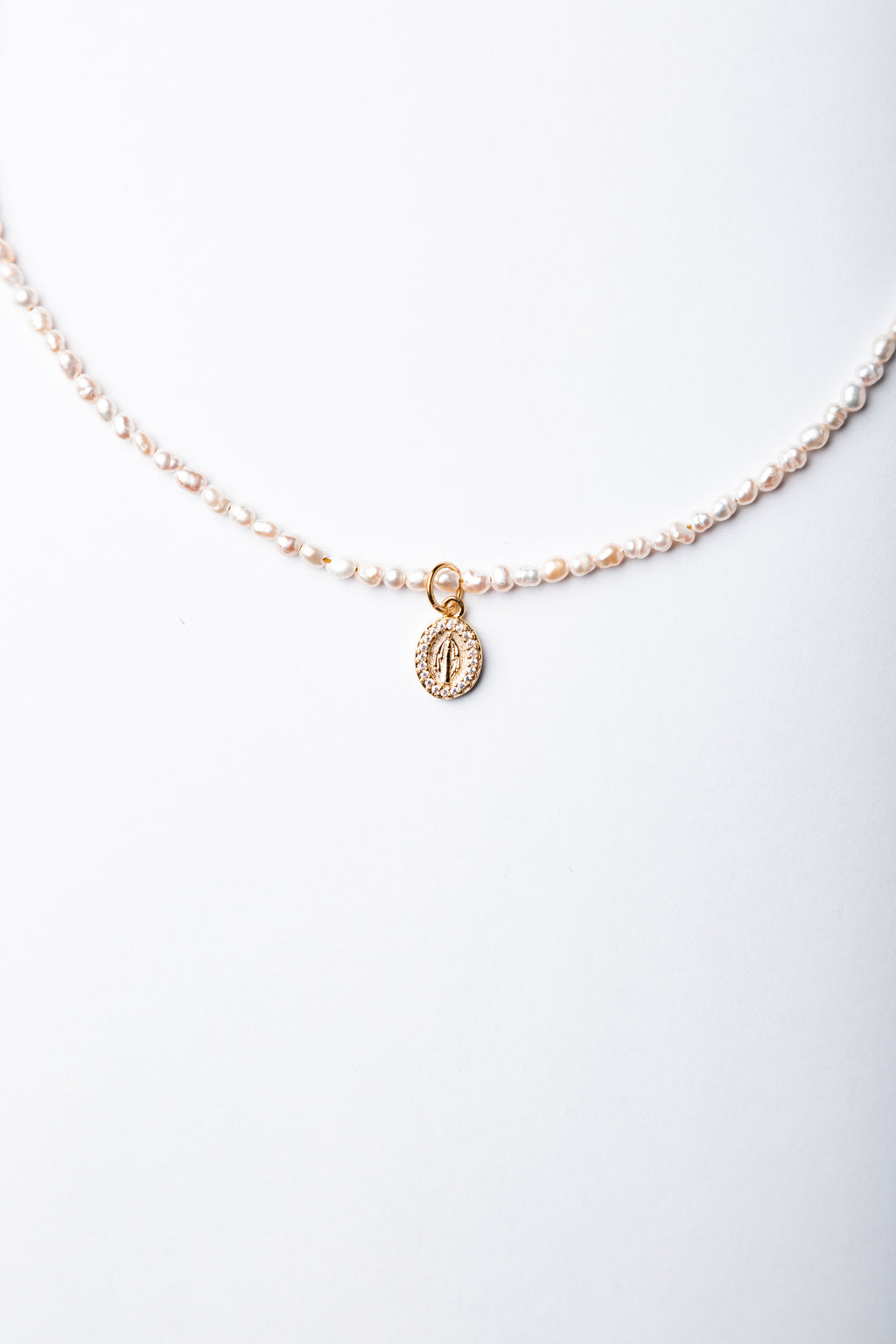 Collar Virgen Perla con medalla circones y perlas de río