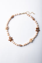 Collar Marea con piedras riverstone y colgantes de cerámica en forma de estrellas y caracoles