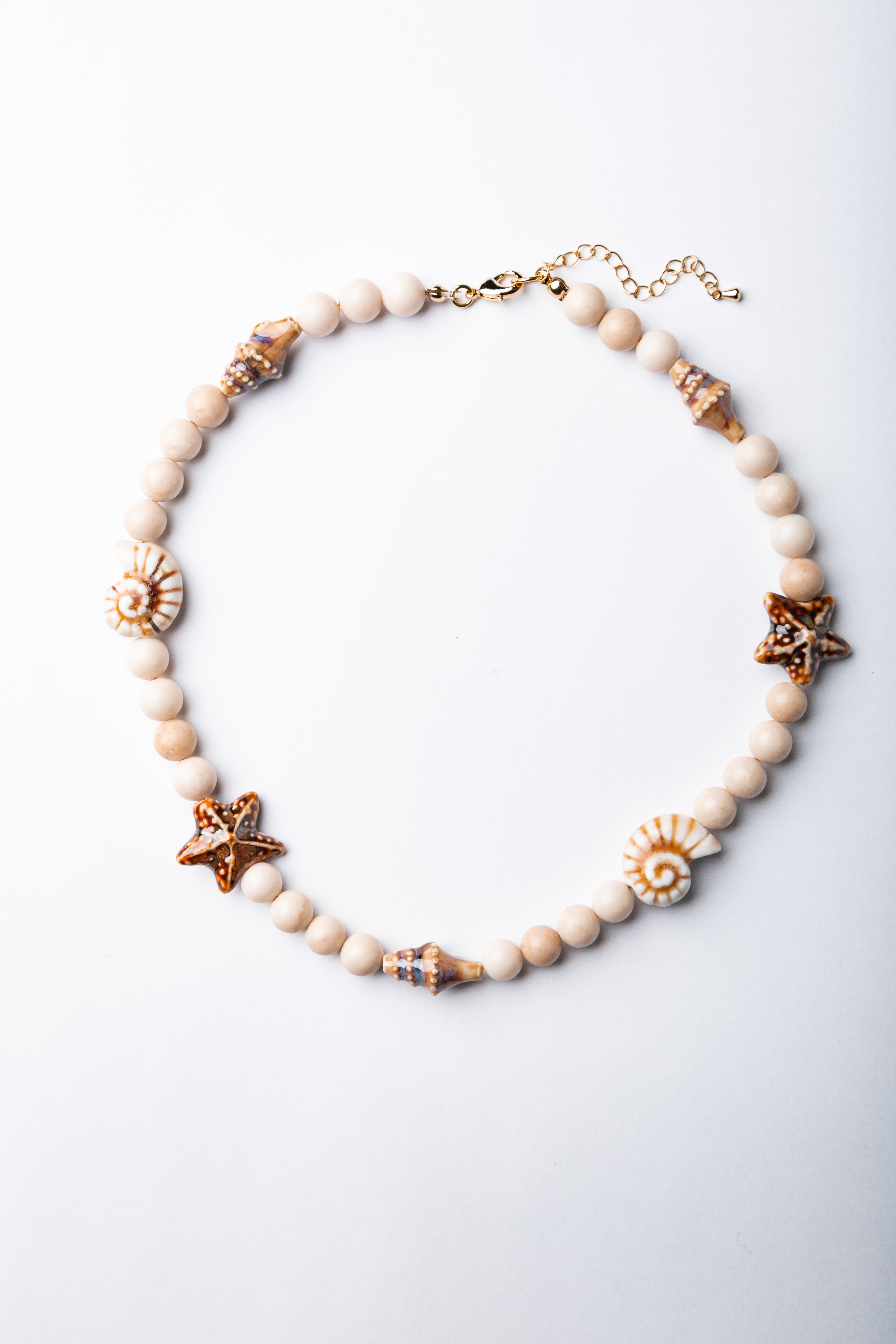 Collar Marea con piedras riverstone y colgantes de cerámica en forma de estrellas y caracoles