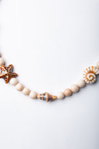 Collar Marea con piedras riverstone y colgantes de cerámica en forma de estrellas y caracoles