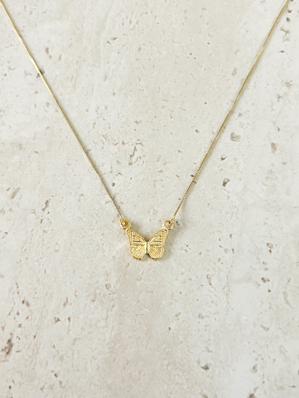 Collar Mariposa con cadena lisa y colgante de mariposa – María Larraín