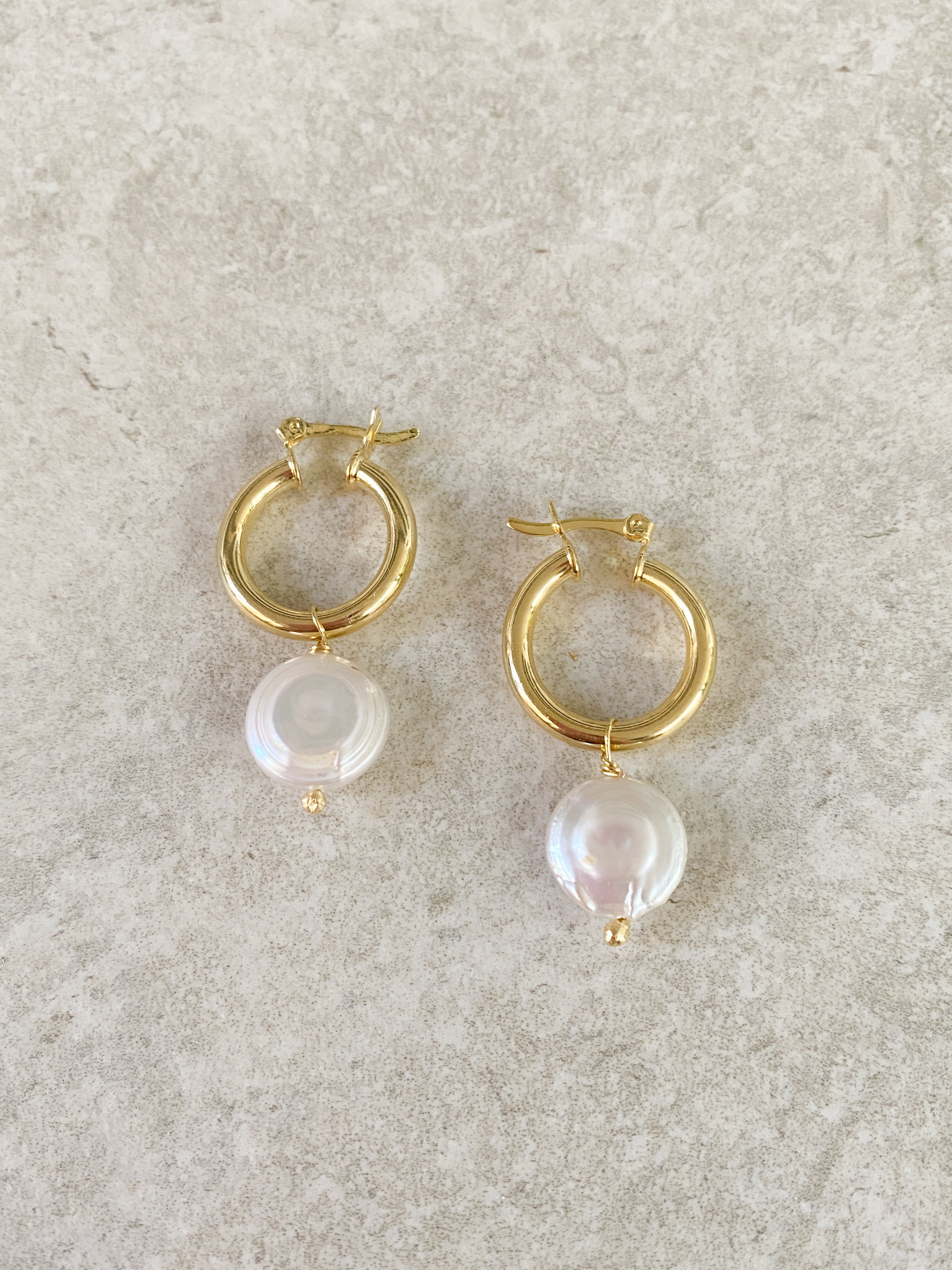 Argollas Perla con perlas de río y baño en oro 18k – María Larraín