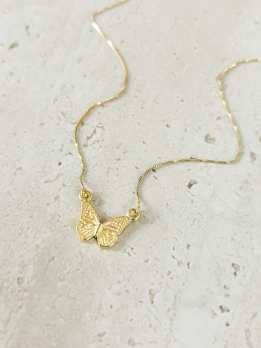 Collar Mariposa con cadena lisa y colgante de mariposa – María Larraín