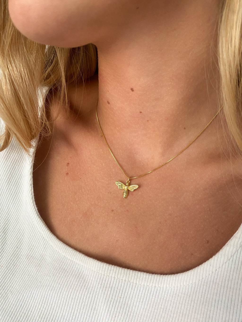 Collar Abeja Basic con cadena lisa y colgante de abeja – María Larraín