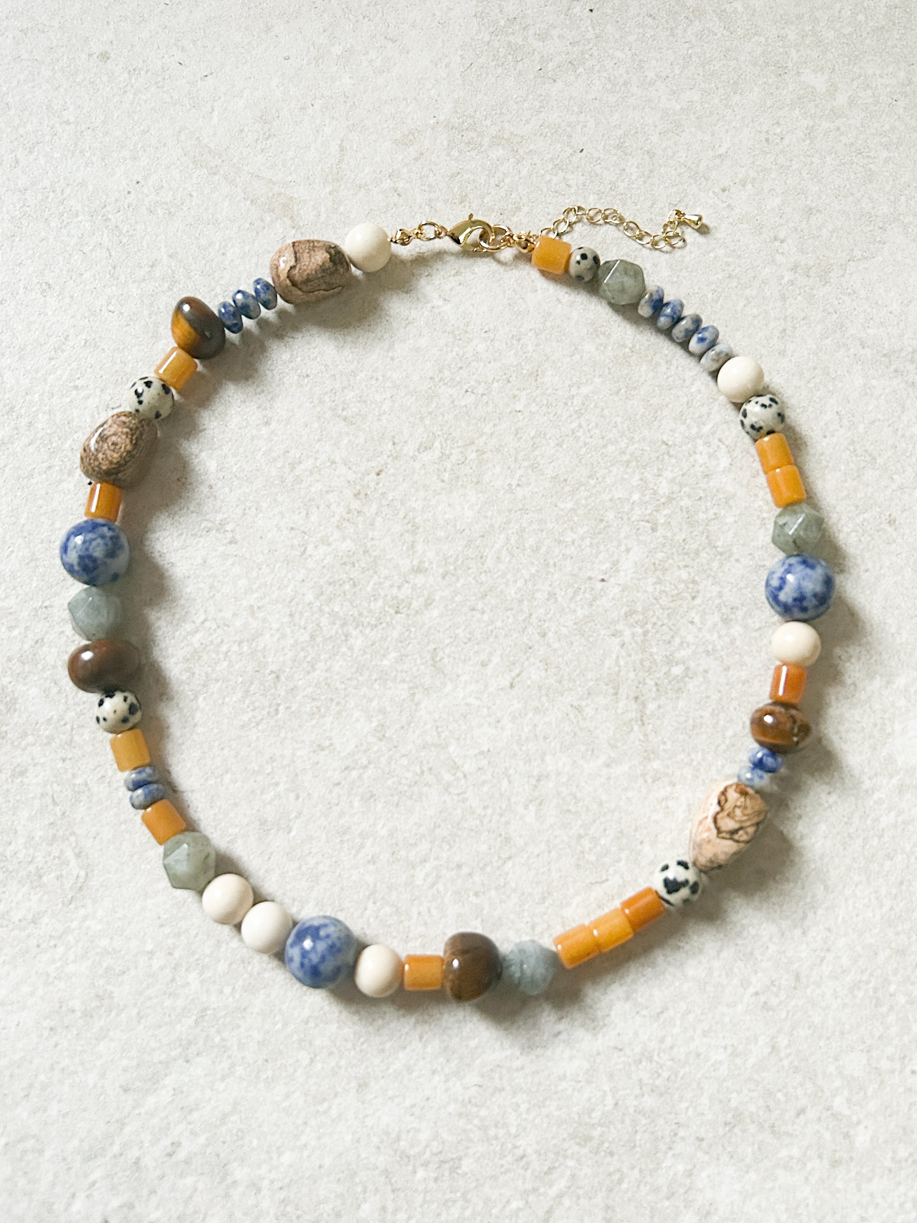 Collar Regina con piedras naturales jaspe, sodalita y labradorita – María Larraín