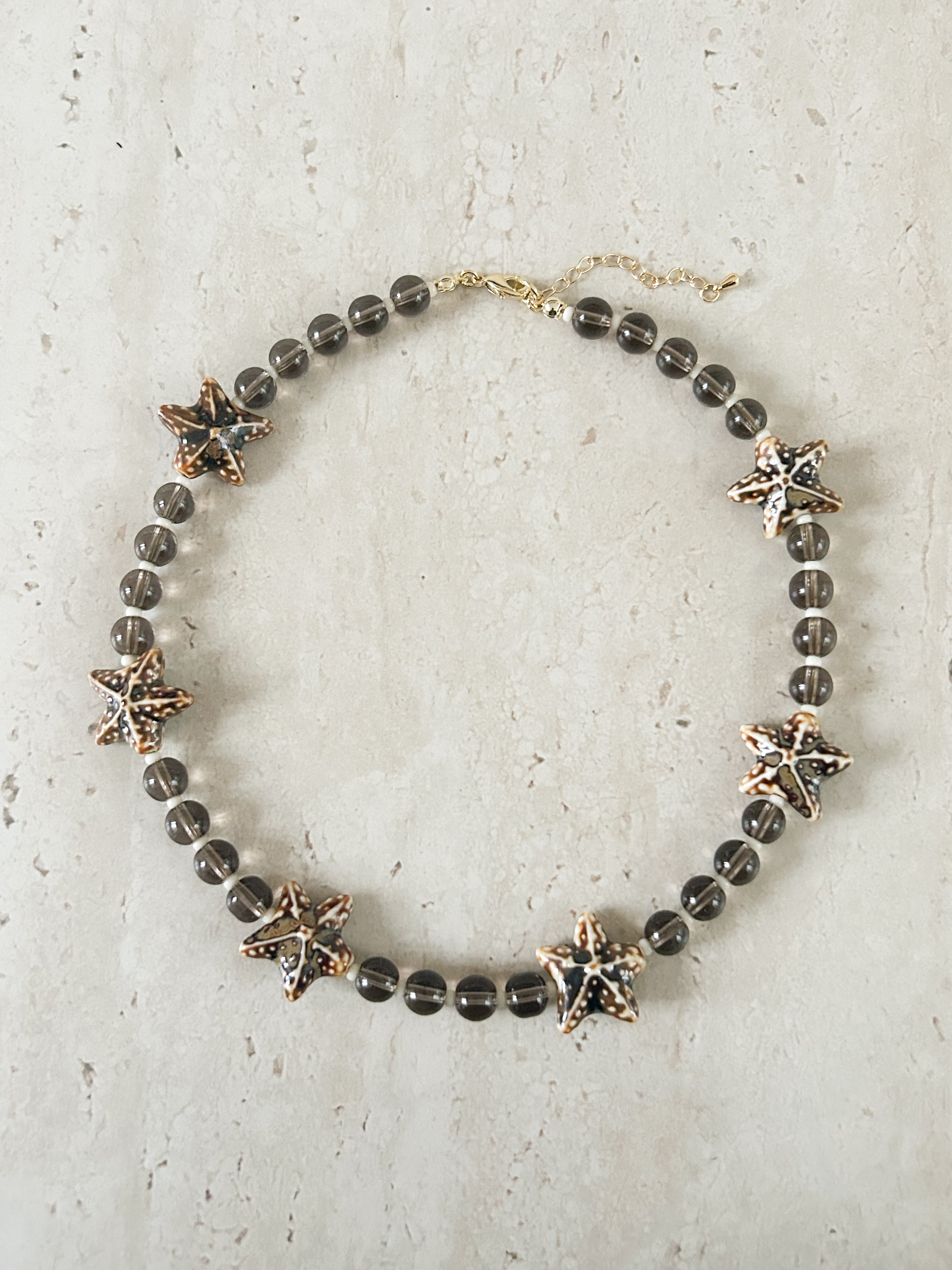 Collar Del Mar Estrella con cuarzo ahumado y colgantes de estrellas marinas – María Larraín