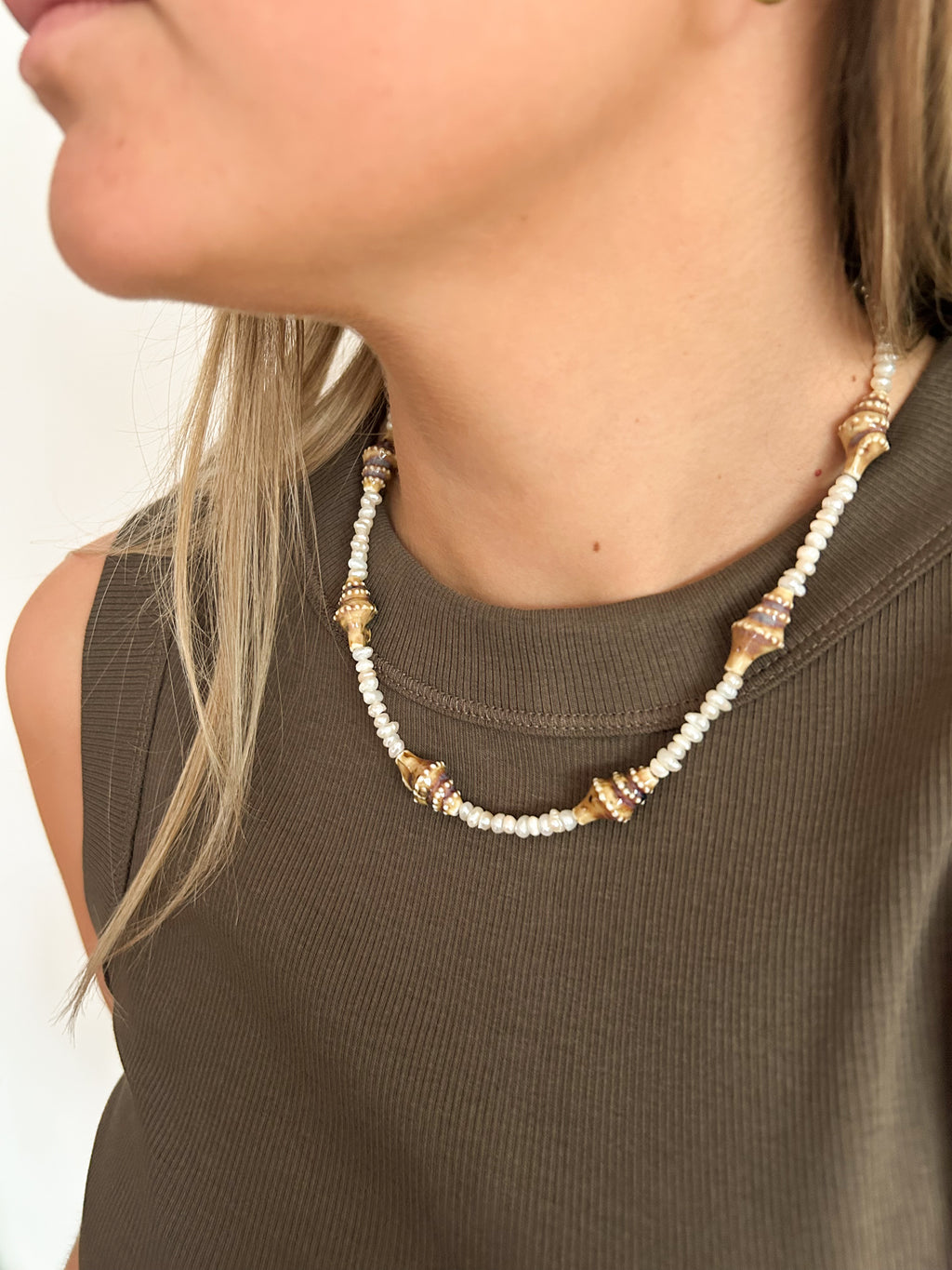 Collar Del Mar Concha con perlas de río y colgantes de caracoles – María Larraín