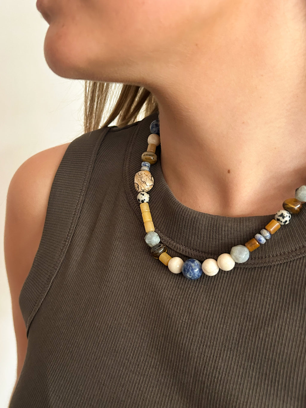 Collar Regina con piedras naturales jaspe, sodalita y labradorita – María Larraín