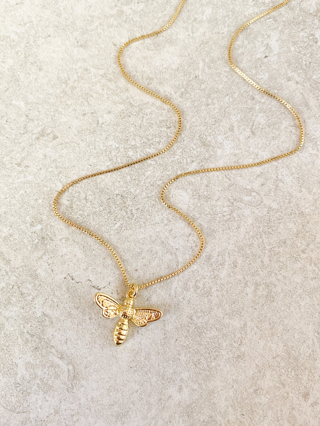 Collar Abeja Basic con cadena lisa y colgante de abeja – María Larraín