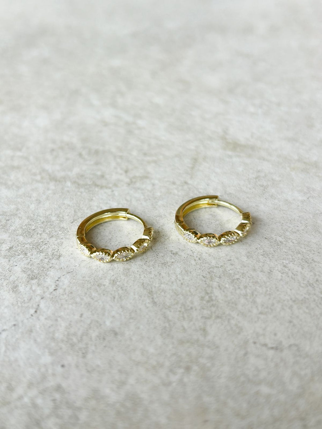 Aros Luzma con argollas de circones bañadas en oro 18k – María Larraín