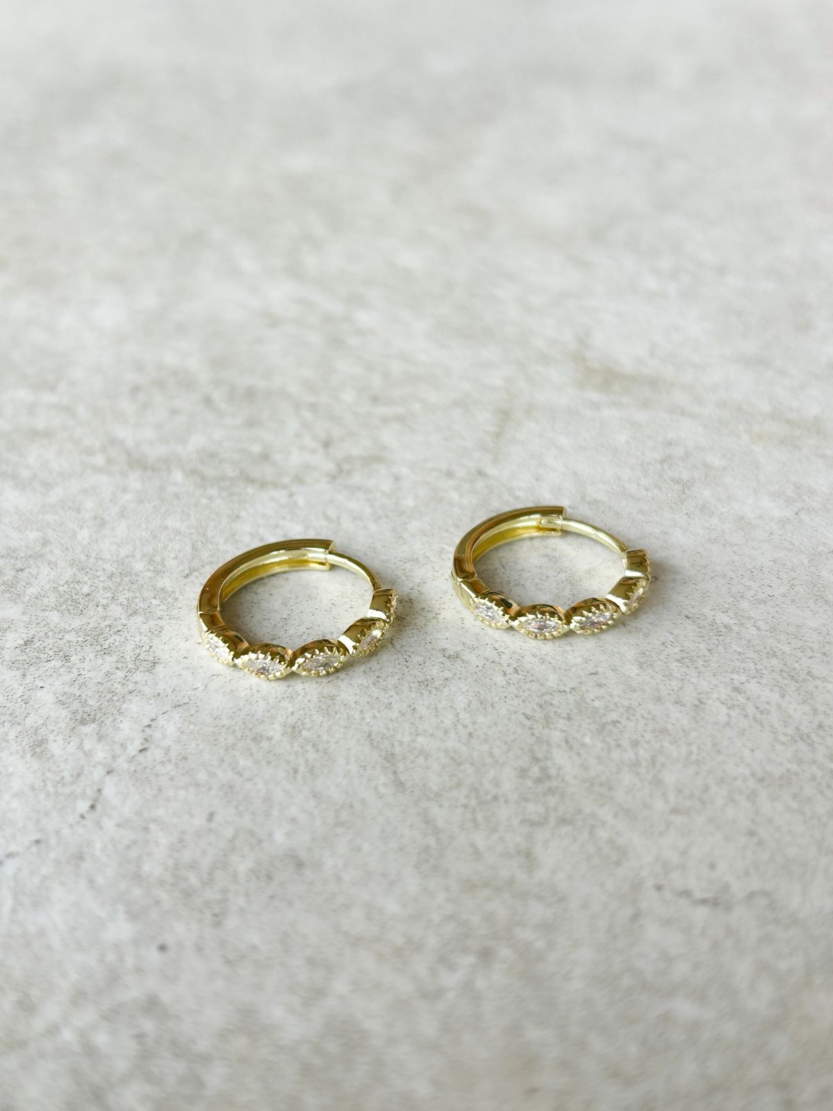 Aros Luzma con argollas de circones bañadas en oro 18k – María Larraín