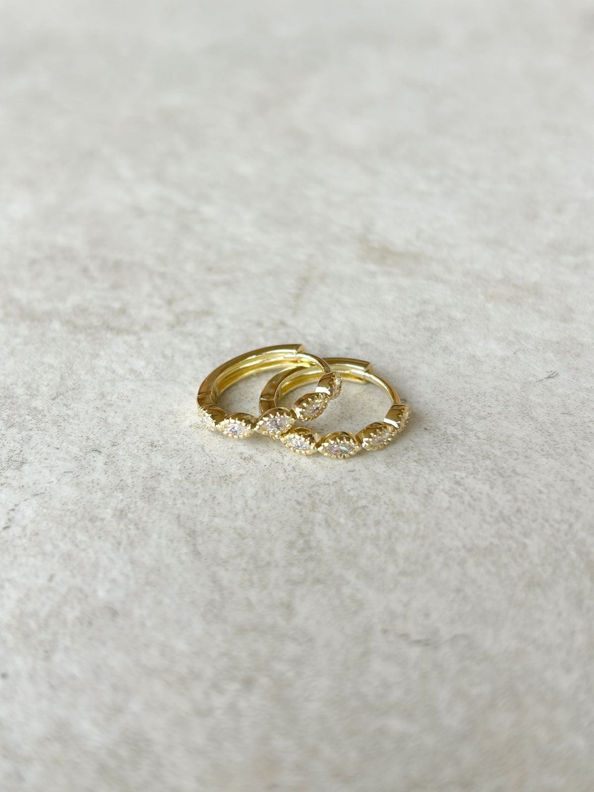 Aros Luzma con argollas de circones bañadas en oro 18k – María Larraín