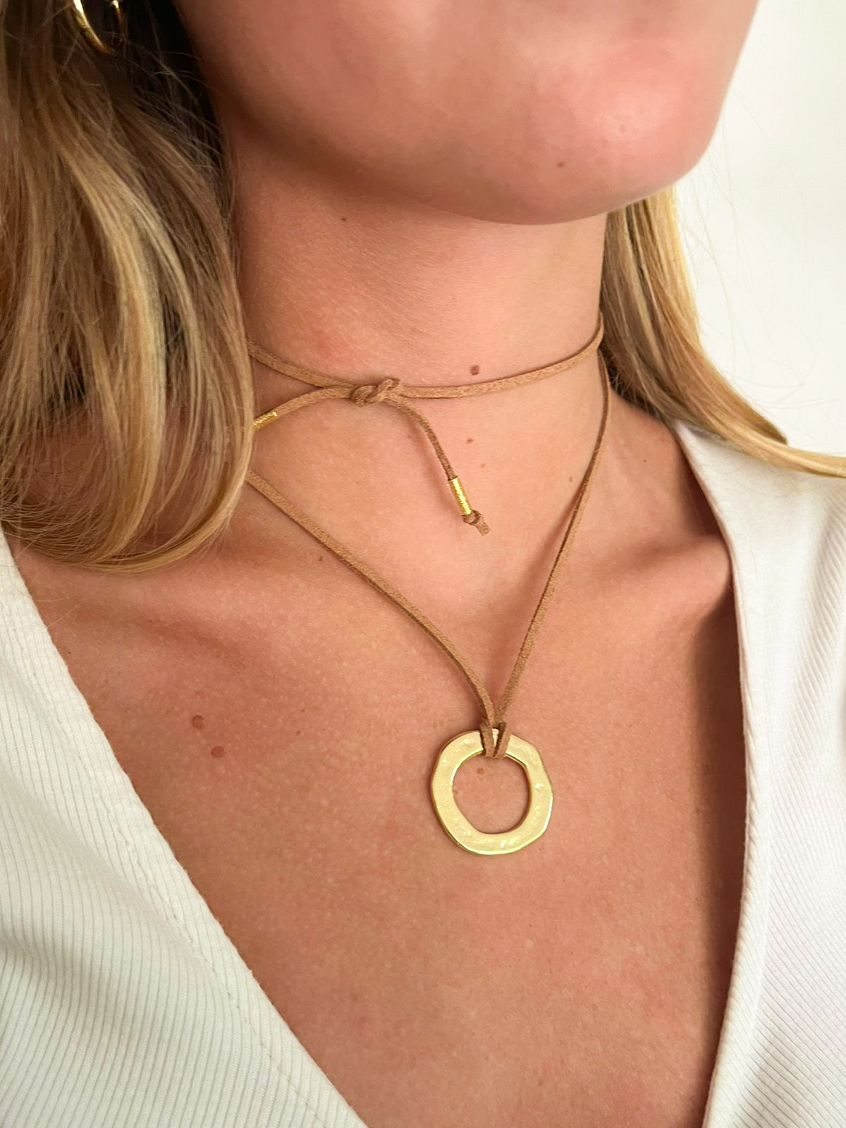 Collar Cala de gamuza con colgante circular dorado – María Larraín